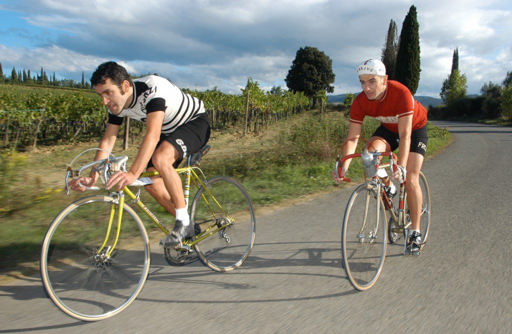 ciclisti in biciclette vintage